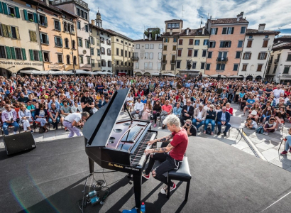 I tasti argento-oro di Davide Locatelli, pianista dalle mani di fuoco